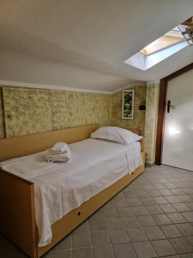 Casa Vittoria Sirmione Punta Gro Con Piscina Appartement Buitenkant foto