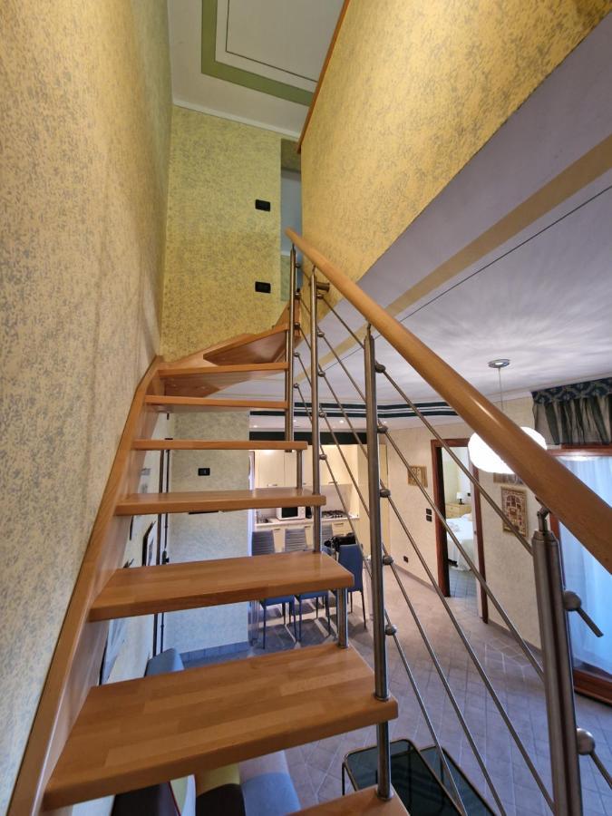 Casa Vittoria Sirmione Punta Gro Con Piscina Appartement Buitenkant foto