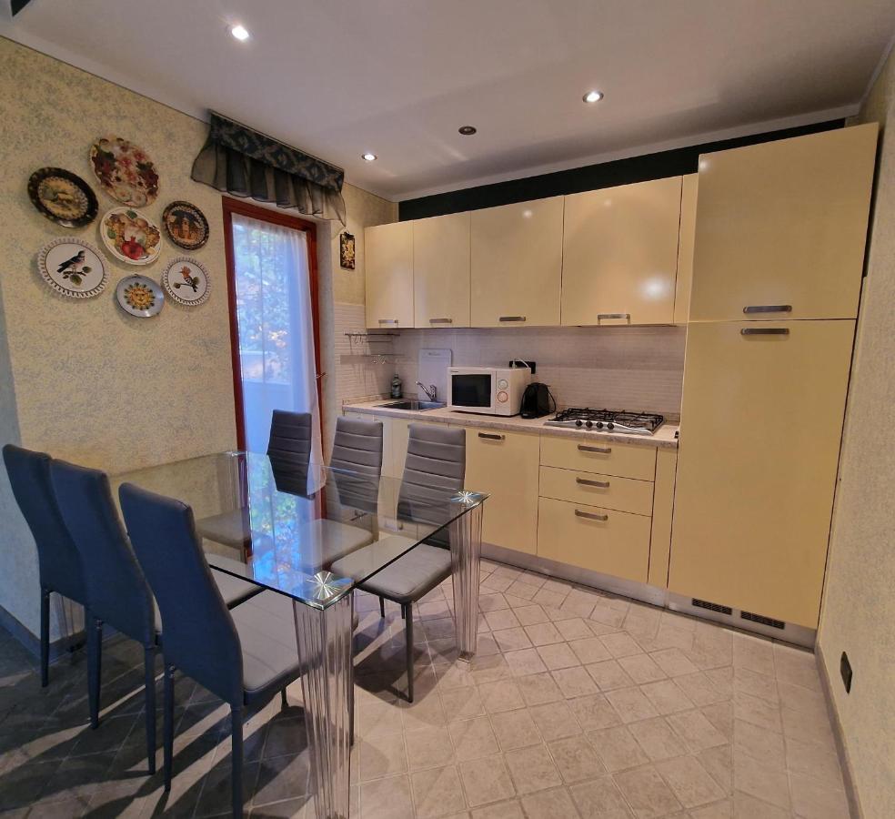 Casa Vittoria Sirmione Punta Gro Con Piscina Appartement Buitenkant foto