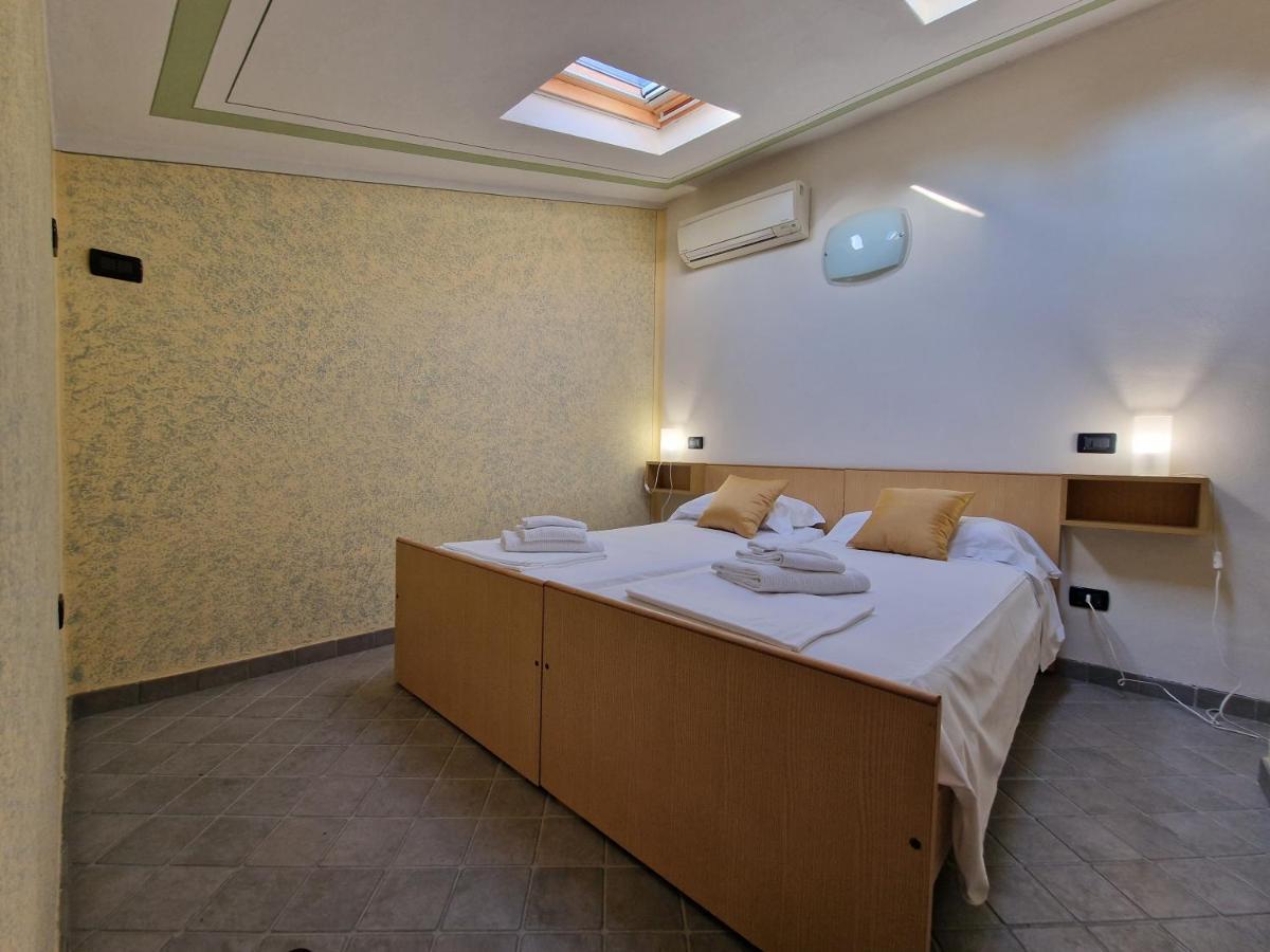 Casa Vittoria Sirmione Punta Gro Con Piscina Appartement Buitenkant foto