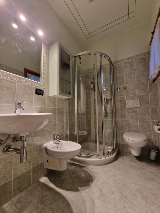 Casa Vittoria Sirmione Punta Gro Con Piscina Appartement Buitenkant foto