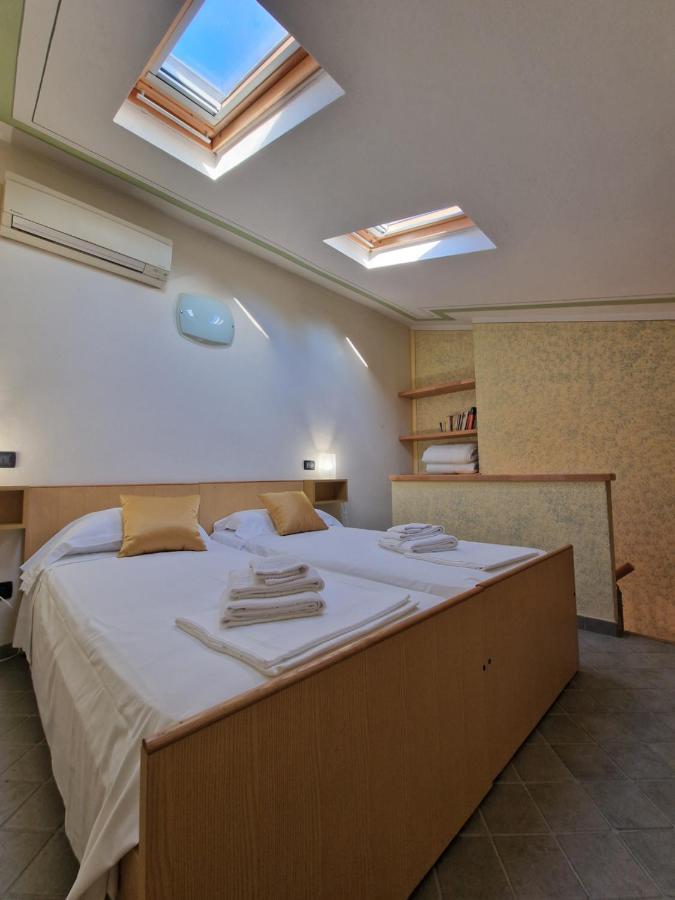 Casa Vittoria Sirmione Punta Gro Con Piscina Appartement Buitenkant foto